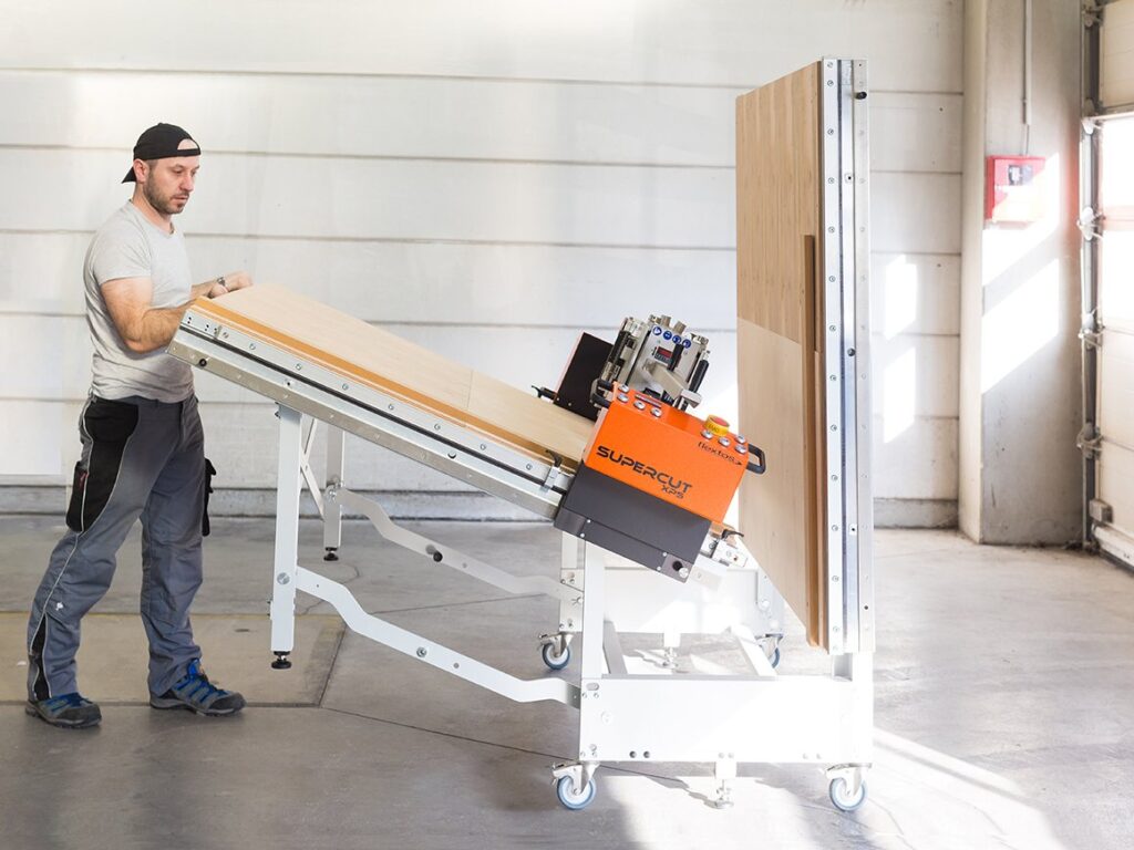 Supercut XPK homme en train de plier